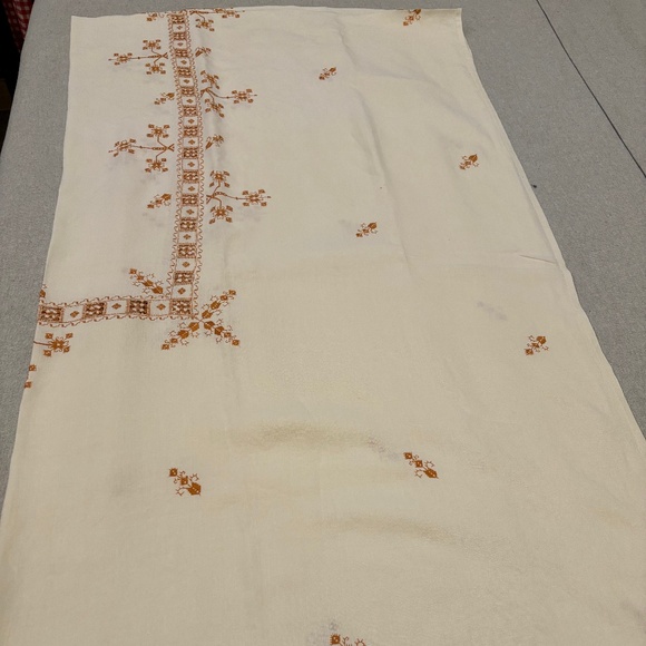 Gorgeous Vintage Embroidered Cross Stitch Cutwork Linen Tablecloth - Picture 2 of 10
